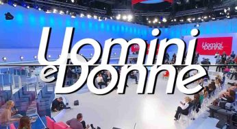 Uomini e Donne, a curare le sfilate di moda c’è proprio lei: chi è la stylist del programma, volto famosissimo
