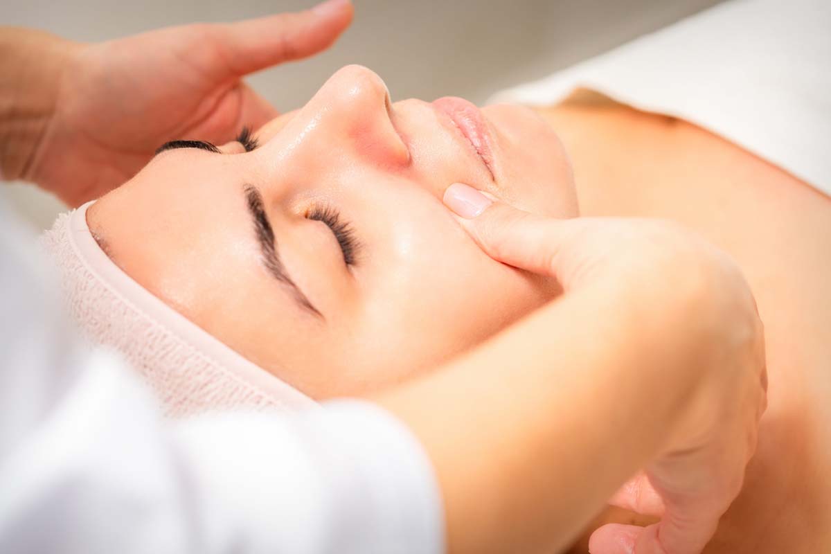 I benefici del massaggio intraorale per sconfiggere le rughe