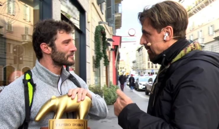 Valerio Staffelli e Stefano De Martino con il Tapiro 